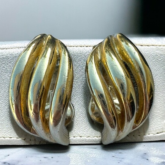 Vintage CHRISTIAN DIOR Gold Ribbed Earrings - Picture 3 of 5